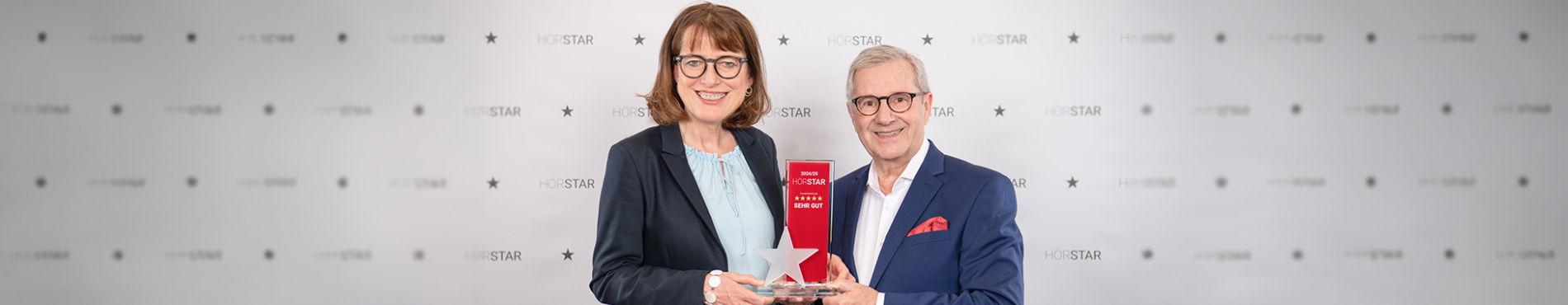 Jan Hofer überreicht den Kundenpreis Premium-HörStar