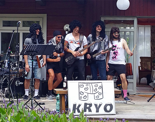 Die Bandmitglieder der Band KYRO bei einem Auftritt