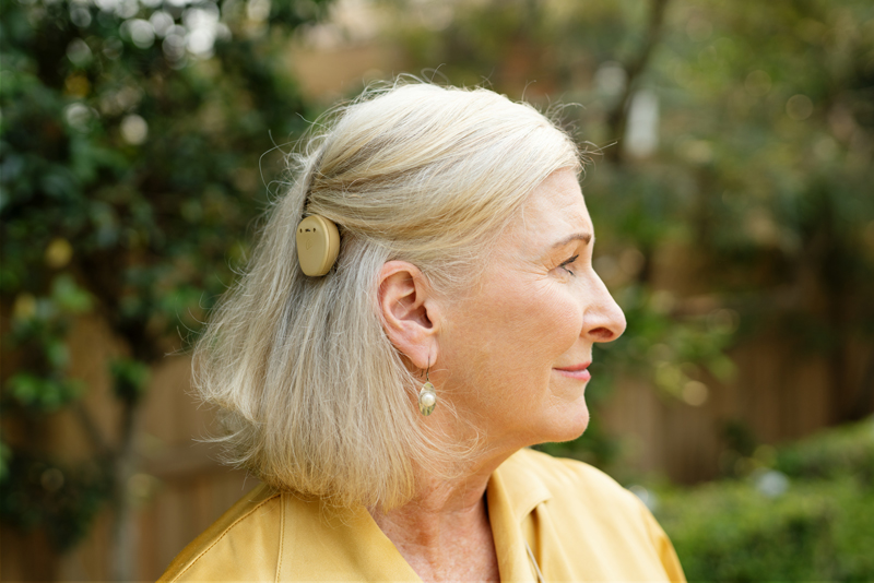 Senioring mit ihrem Cochlea Implantat