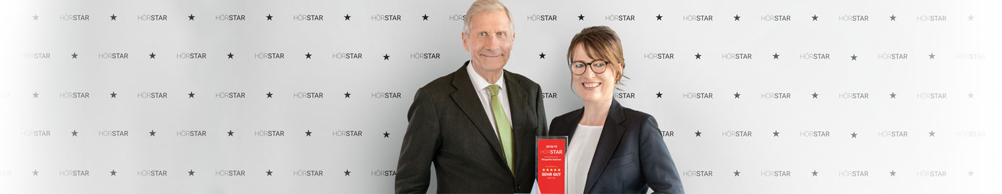 Ulrich Wickert überreicht den Kundenpreis Premium-HörStar